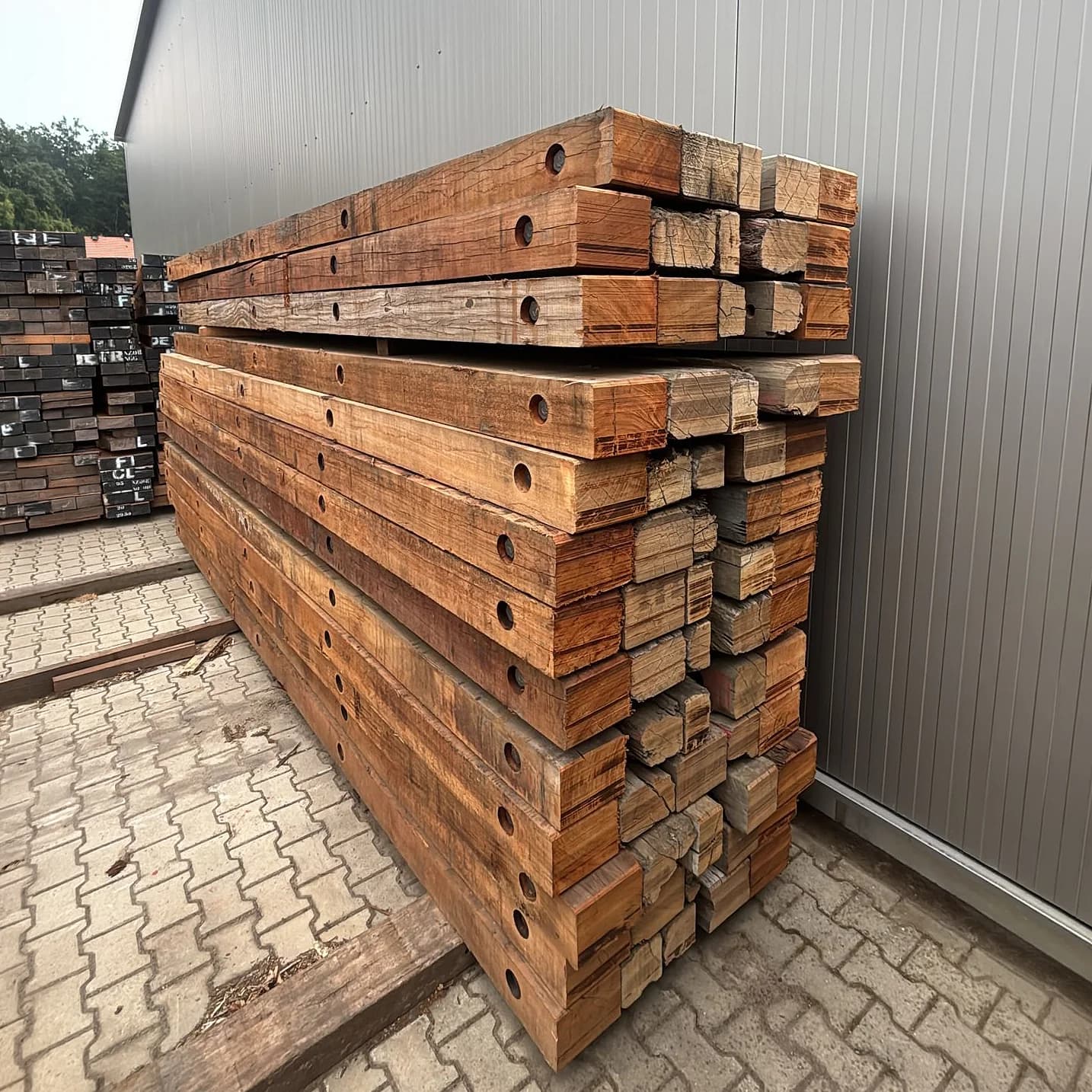 Foto van stapel draglineschotten tegen loods